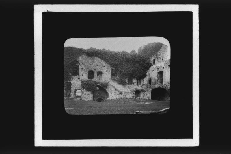 plaque de verre photographique ; Villandraut, château - vue intérieure