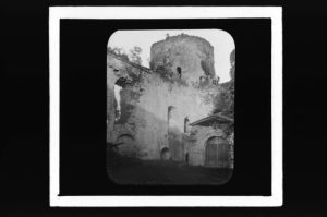 plaque de verre photographique ; Gironde, Villandraut, Le château, vue intérieure