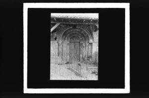 plaque de verre photographique ; Gironde, La Lande de Cubzac, portail de l’église XII