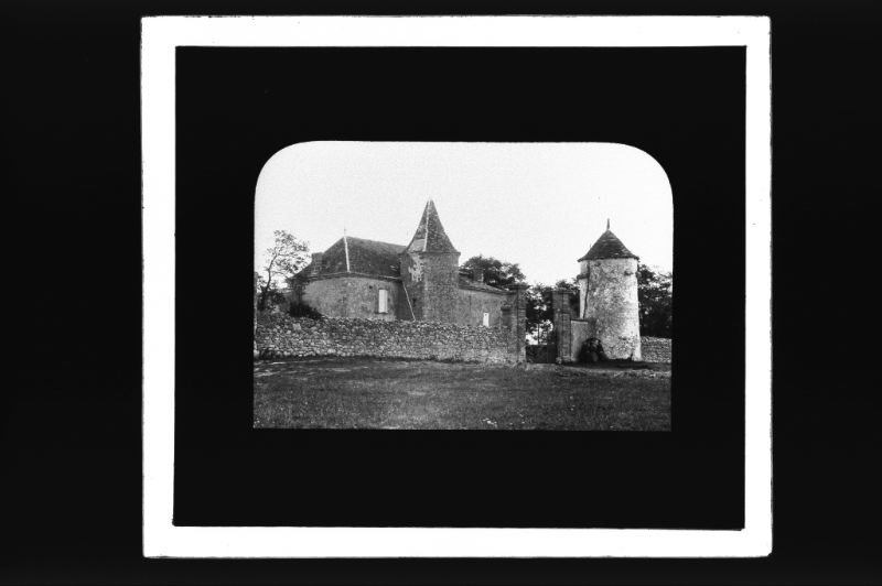 plaque de verre photographique ; Maison noble à St Aubin de Blaignac près Brannes [sic]