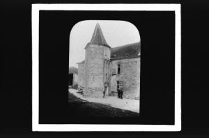 plaque de verre photographique ; Gironde, Aubin de Blaignac, Maison noble, cour