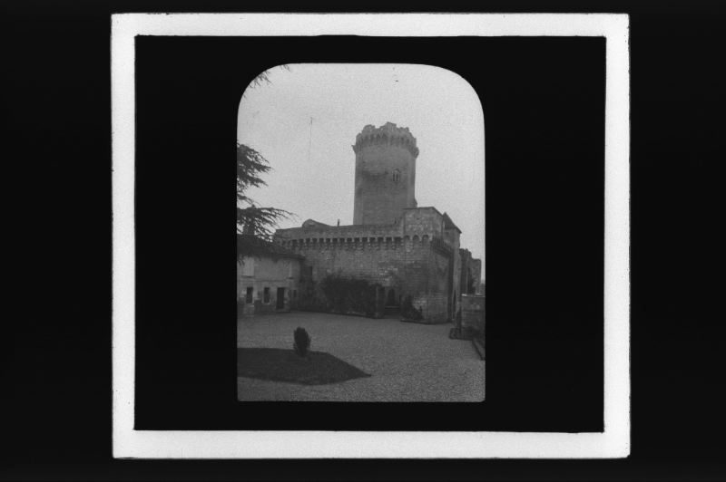 plaque de verre photographique ; Bourdeilles, le château, vu de l’enceinte