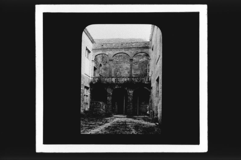 plaque de verre photographique ; château de Duras, cour intérieure