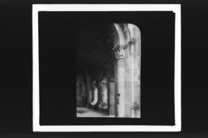 plaque de verre photographique ; La Sauve (Gironde), Abbaye, chapiteau, Daniel fosse aux lions
