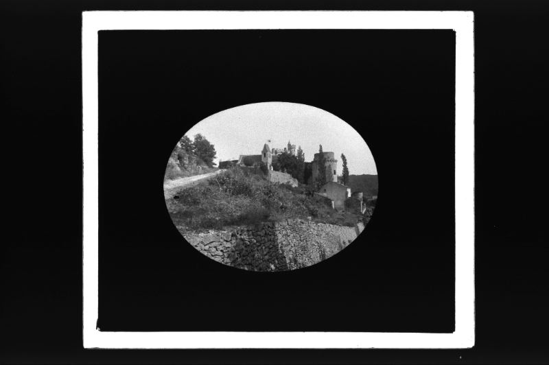plaque de verre photographique ; Fumel (Lot et Garonne), Château de Banaguil XIII & XIV, Vue ouest et l’église