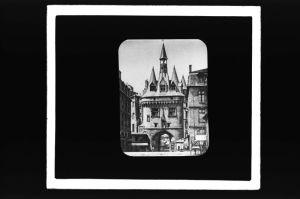 diapositive sur verre ; Porte du Palais (état ancien) d'après une photo ; La Porte du Palais avant sa restauration (titre de l'œuvre reproduite)