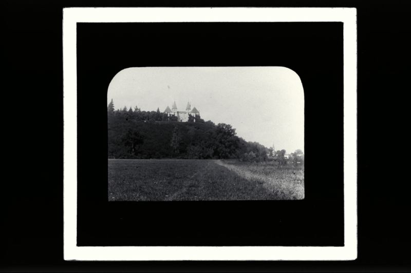 plaque de verre photographique ; Gironde, Cabara, château de Blagnac, vu de la Dordogne