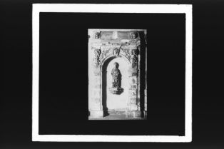 diapositive sur verre ; Bordeaux - Porte d'hôtel fin du XVIème siècle, à l'angle de la rue Poitevine et de la rue de la Chape : le St Jean