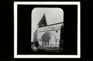 plaque de verre photographique ; Castelviel, portail de l’église