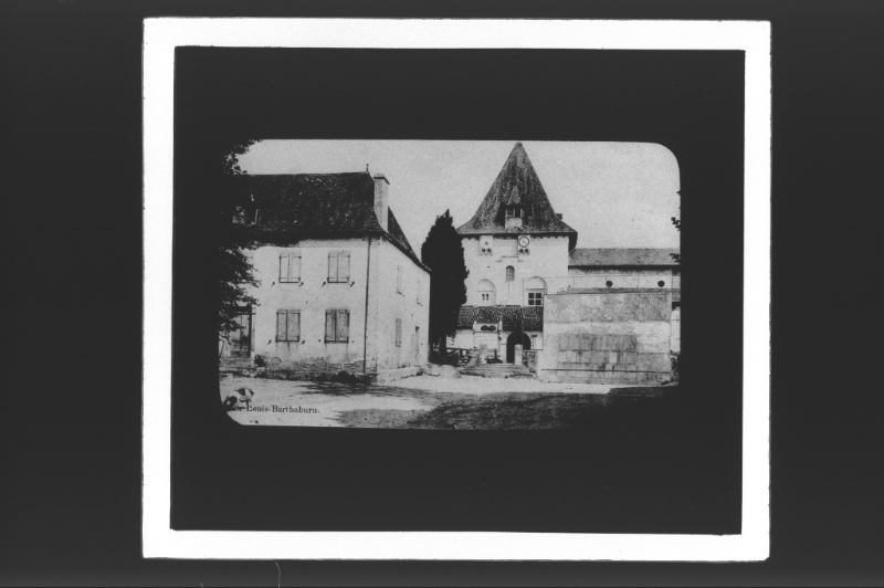 plaque de verre photographique ; Un village basque : l’église et la place de Domezain, Louis Barthaburu