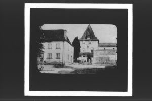 plaque de verre photographique ; Un village basque : l’église et la place de Domezain, Louis Barthaburu