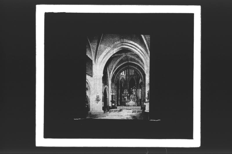 plaque de verre photographique ; nef et chœur de l’église de Sainte-Marie d’Oloron