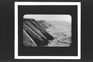 plaque de verre photographique ; côte basque : falaises de Socoa, noté sur la carte postale : Saint-Jean-de-Luz  - côte d’Espagne ; falaise du Socoa