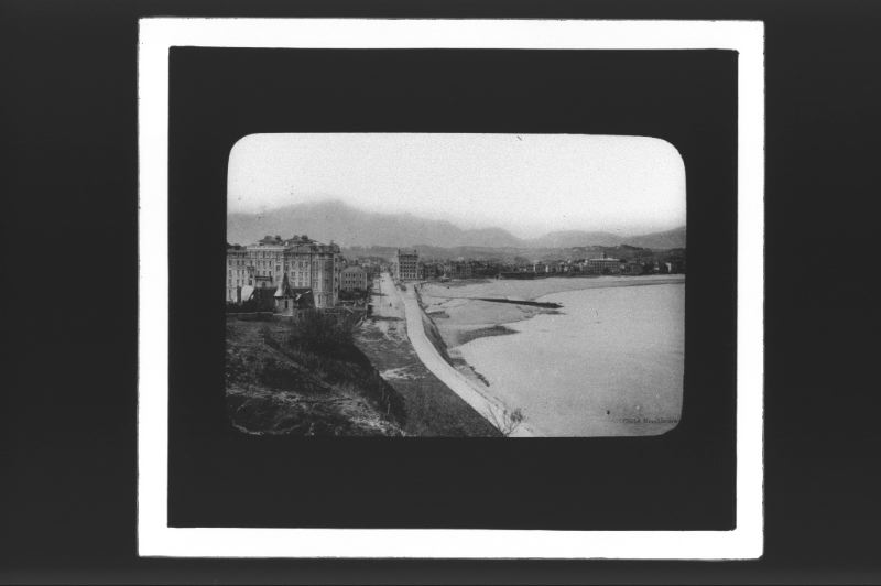 plaque de verre photographique ; Saint-Jean-de-Luz, La Rhune et la plage