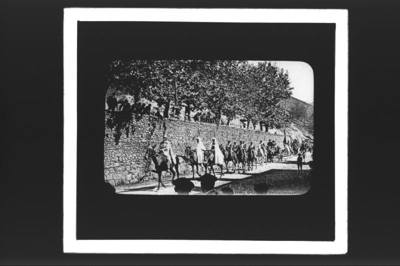 plaque de verre photographique ; Le théâtre basque : cavalcade de la tragédie de Roland à Tardets (30 août 1908)