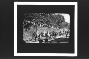 plaque de verre photographique ; Le théâtre basque : cavalcade de la tragédie de Roland à Tardets (30 août 1908)