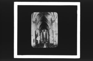 plaque de verre photographique ; nef de l’église de Sauveterre