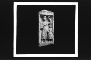 plaque de verre photographique ; Jeune femme et enfant cippe trouvé en 1756 dans les fondations de l’Intendance, Espérandieu, Catalogue, II n°1128