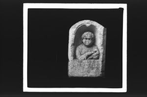 plaque de verre photographique ; Buste d’enfant (stèle découverte en 1756 dans les fondations de l’Intendance), Espérandieu, Catalogue, p.II n°1187