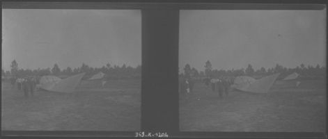 plaque de verre photographique ; Monoplan 8 au sol, plan large, foule autour de l’avion