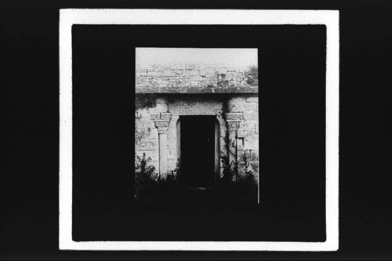 plaque de verre photographique ; Bourg, crypte de la Libarde, porte