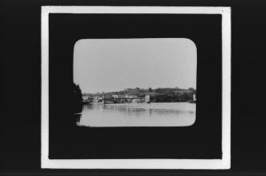 plaque de verre photographique ; Brannes, vue prise de la rive droite