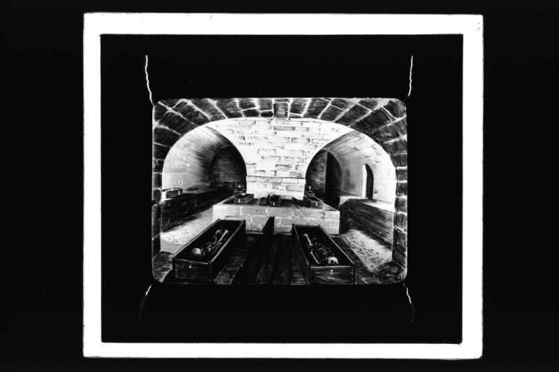 plaque de verre photographique ; Cadillac, mausolée, caveau de la Chapelle