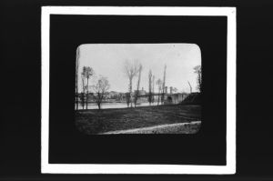 plaque de verre photographique ; Castillon, vu de la rive gauche