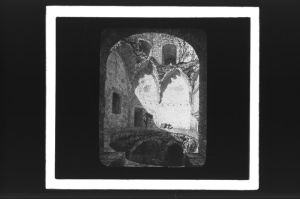 plaque de verre photographique ; château de Langoiran, Intérieur du donjon, L. Drouyn. Guienne militaire. II. pl 65