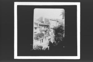 plaque de verre photographique ; La Réole, grande école et maisons sur  le Pimpin