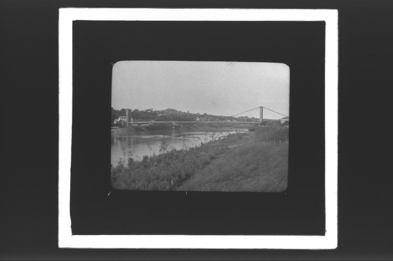 plaque de verre photographique ; La Réole, pont suspendu, côteau du Mirail