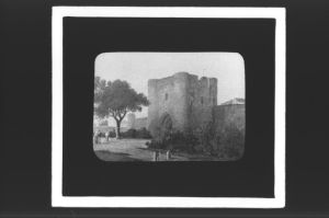plaque de verre photographique ; Rions - Porte de l’Hian avant la restauration