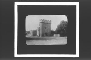 plaque de verre photographique ; Rions, Porte de l’Hian restaurée