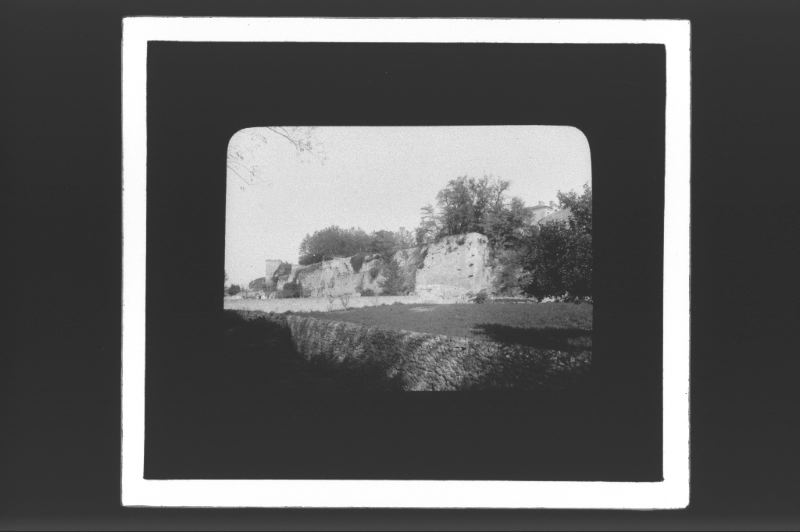 plaque de verre photographique ; Rions, restes du château