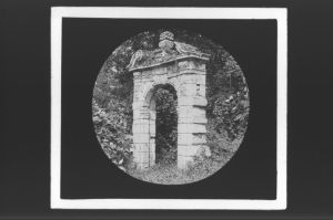 plaque de verre photographique ; Rions, porte Louis XIII