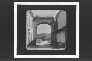 plaque de verre photographique ; Rions, porte de Gères, intérieur