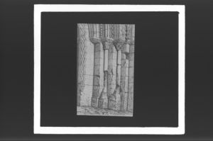 plaque de verre photographique ; Portail de Romagne, détail, Drouyn. Var.gir . I 130