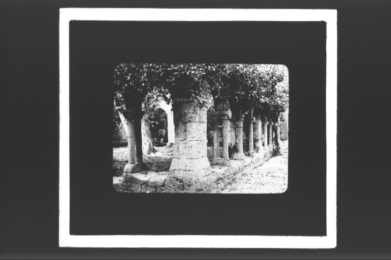 plaque de verre photographique ; Saint-Emilion, Cordeliers, entrée du cloître