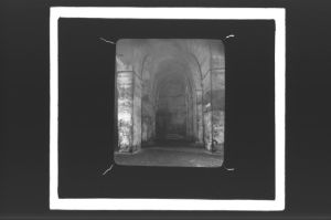 plaque de verre photographique ; Saint-Emilion, Eglise souterraine - Int[érieur]