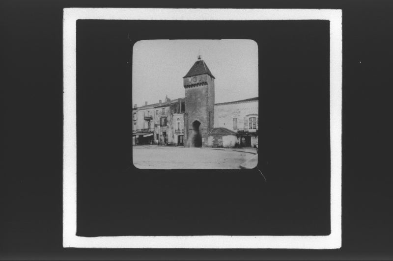 plaque de verre photographique ; Saint-Macaire, Porte de l’Hôtel de Ville