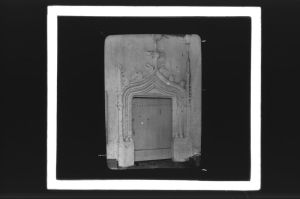 plaque de verre photographique ; Saint-Macaire, Porte du XV ème sous les couverts