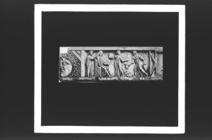 plaque de verre photographique ; Couvercle de sarcophage : toilette d’une dame romaine, Trousic [?] à St Hilaire Lusignan Grand (Lot et Gar) Espérandieu n°1253