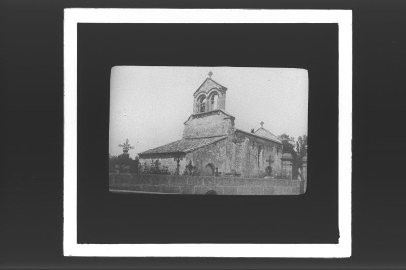 plaque de verre photographique ; Eglise et porche de Vérac