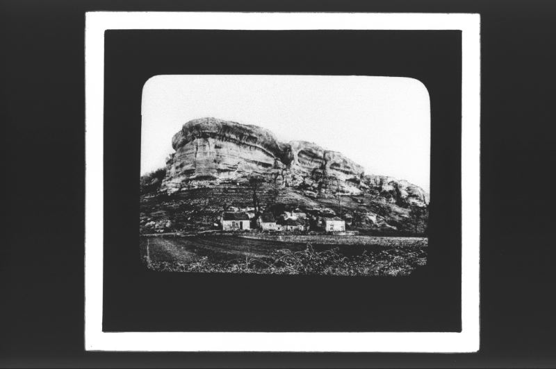 plaque de verre photographique ; Promontoire rocheux de Font-de-Gaume (entrée de la caverne à droite), (Capitan et Breuil, La cav. de F. de G., 1910, pl. XXXIX)  