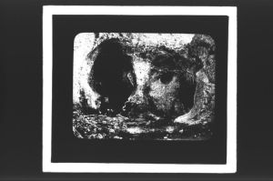 plaque de verre photographique ; Caverne de Font-de-Gaume, Entrée principale, (Capitan et Breuil, La caverne de F. de G., pl. XLI)