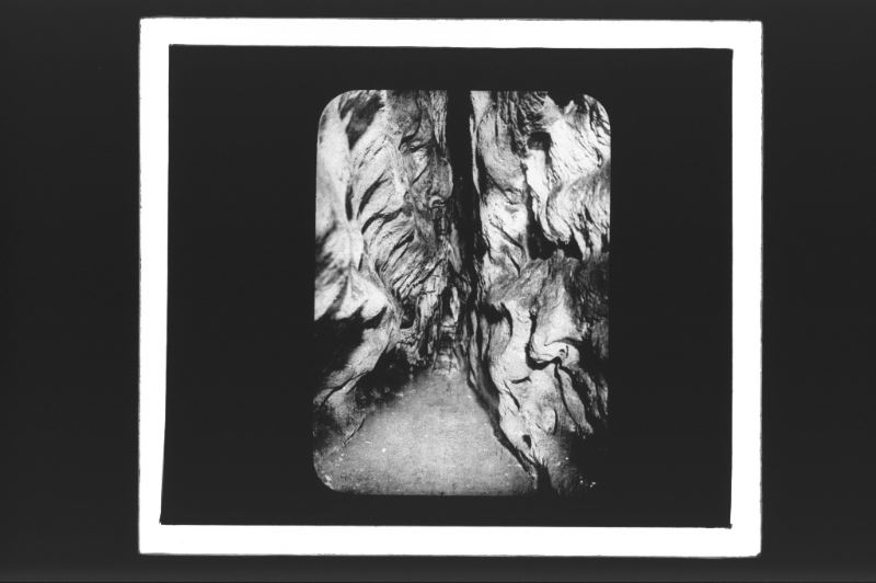 plaque de verre photographique ; Caverne de Font-de-Gaume : galerie principale. Au fond, le Rubicon. étroit passage menant à la galerie des fresques, (Capitan et Breuil, La Caverne de F de G., pl XLIII)  