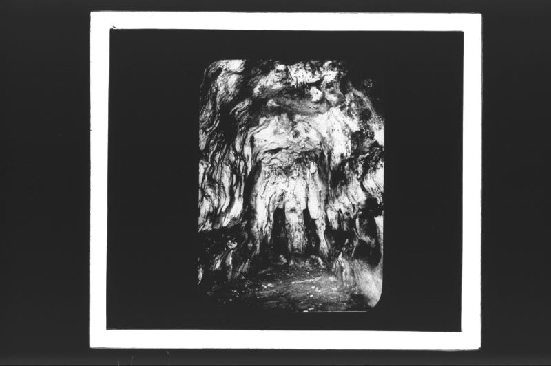 plaque de verre photographique ; Caverne de Font-de-Gaume : fond de la galerie latérale avec colonne (Capitan et Breuil, la Cav. de F. de G., 1910, pl. XLIV)