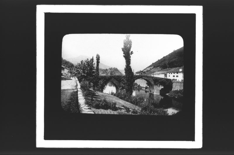 plaque de verre photographique ; Bidarray, Le Pont et la Nive