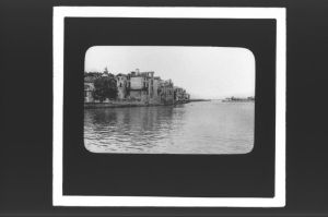 plaque de verre photographique ; Ciboure : le quai et la barre, noté sur la carte postale : Ciboure (Basse-Pyrénées) Vieilles maisons sur le quai et l’entrée du port
