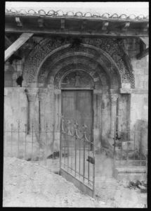 plaque de verre photographique ; Gironde, La Lande de Cubzac, portail de l’église XII
